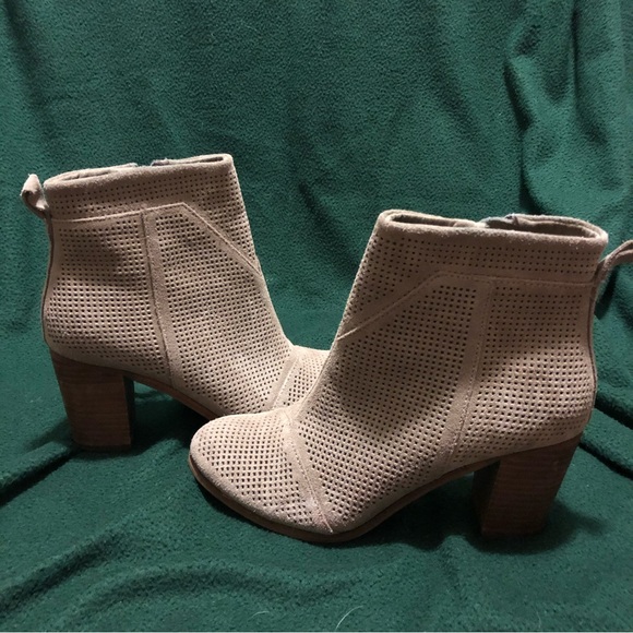 Toms suede, heeled booties. Perfect for fall! EUC - Picture 10 of 10